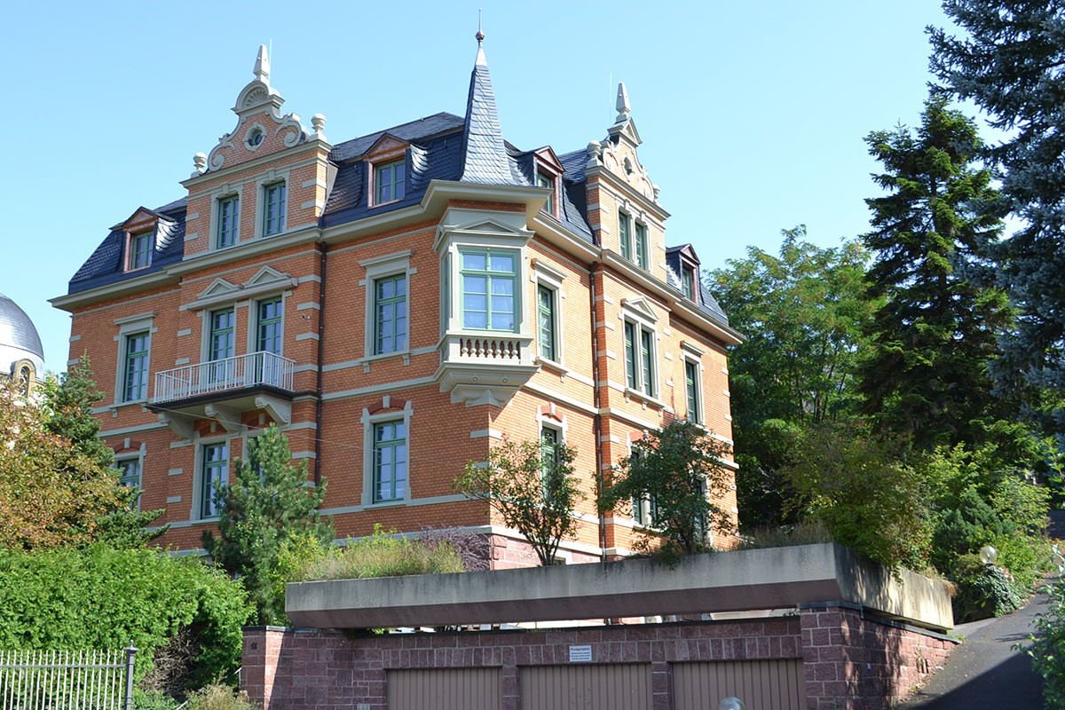 Schieferdeckung am Mansarddach eines denkmalgeschützten Wohnhauses in Bad Kissingen