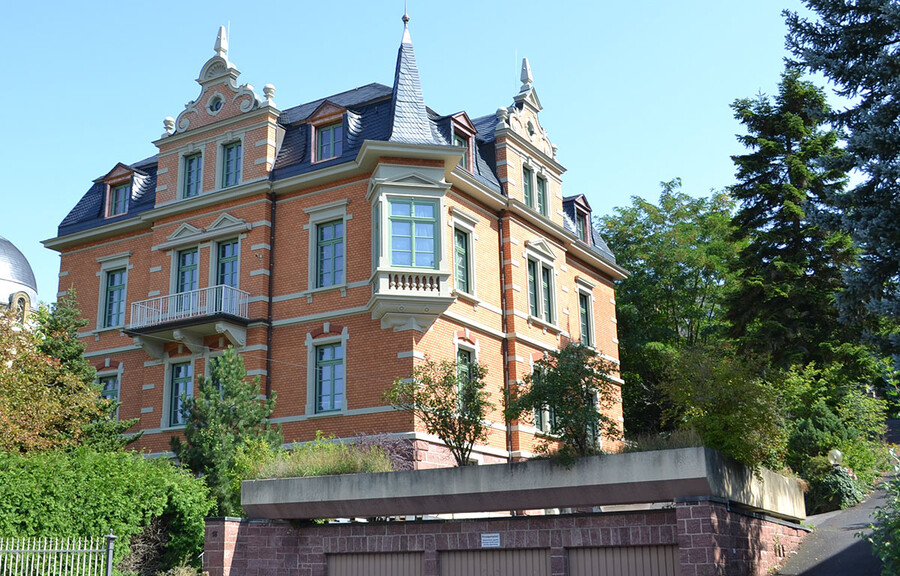 Schieferdeckung am Mansarddach eines denkmalgeschützten Wohnhauses in Bad Kissingen