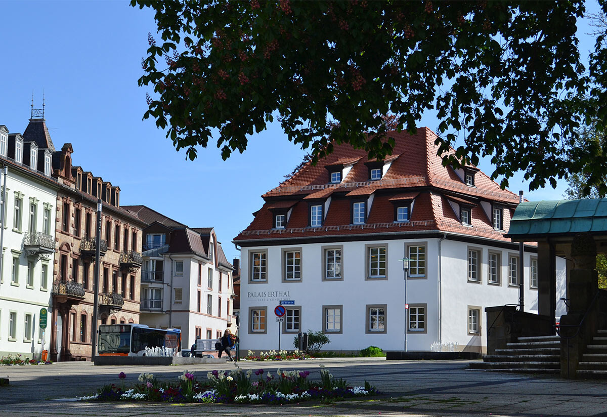 Deckung am Mansarddach eines denkmalgeschützten Kaffeehauses in Bad Kissingen