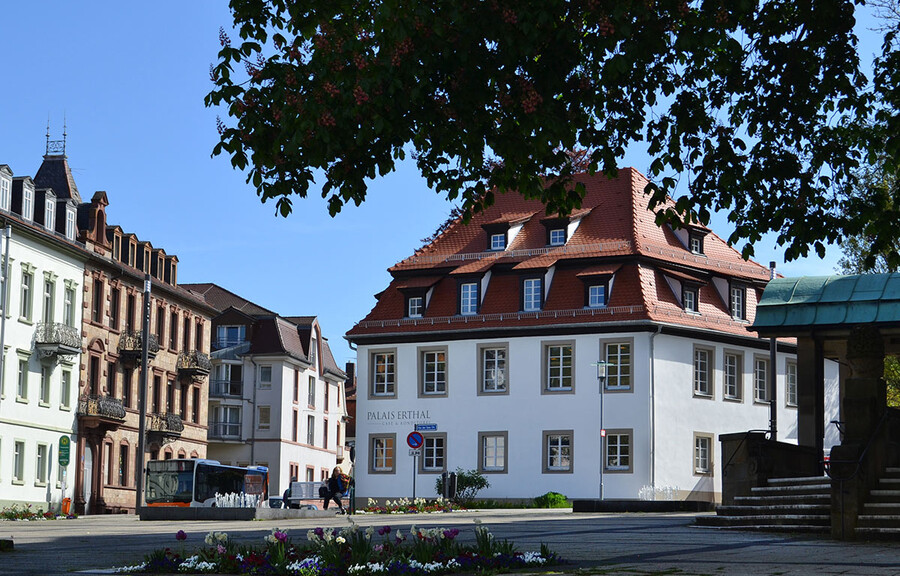 Deckung am Mansarddach eines denkmalgeschützten Kaffeehauses in Bad Kissingen